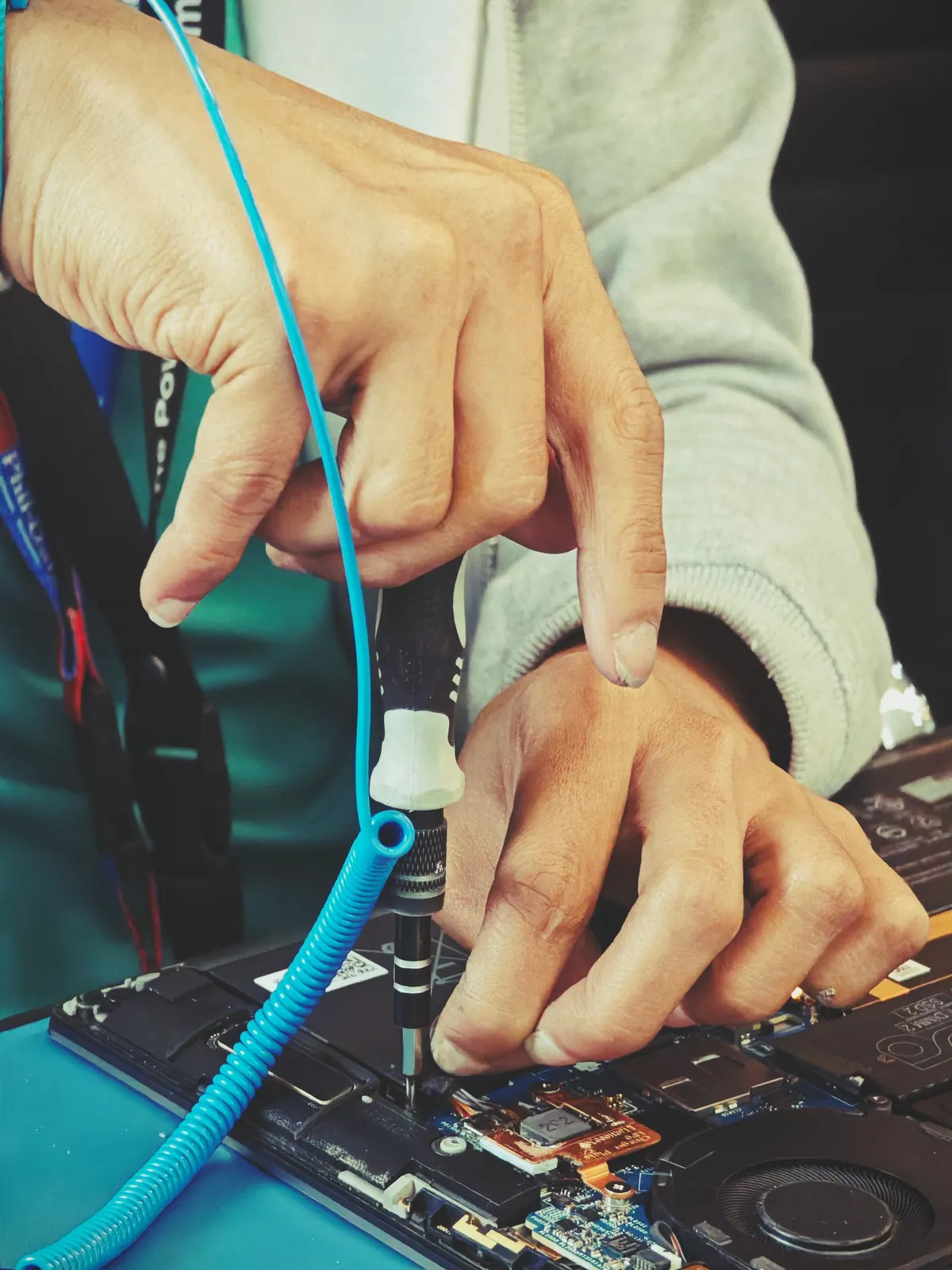 Laptop anakartı üzerinde kontrollü inceleme yapan teknik servis elleri