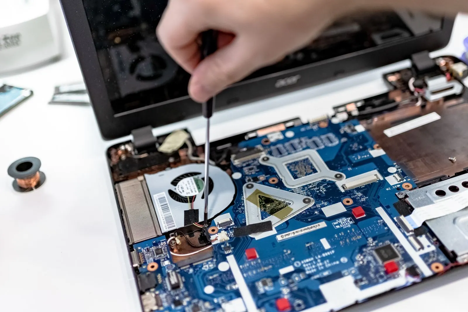 Laptop fanı ve anakart çevresinde hassas servis çalışması