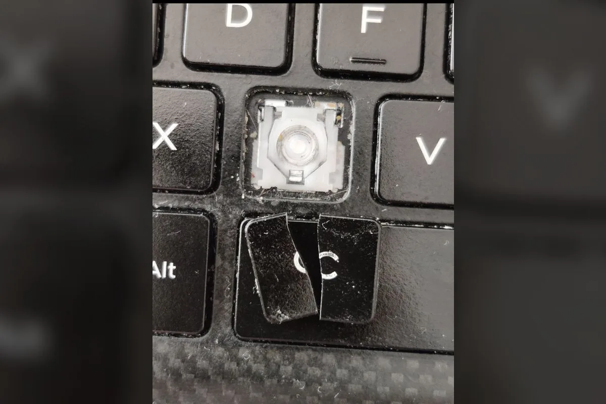 Kırılan tuşu ve mekanizması görülen laptop klavyesi