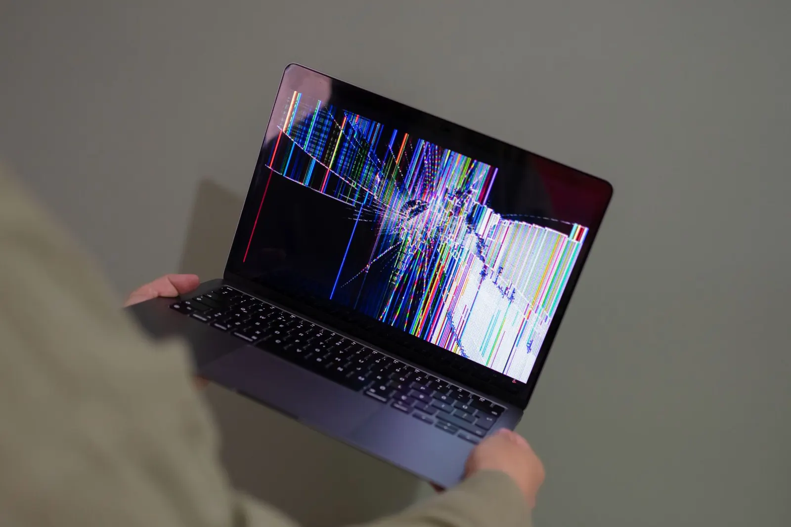 Görüntüsü bozulmuş gerçek bir laptop ekranı