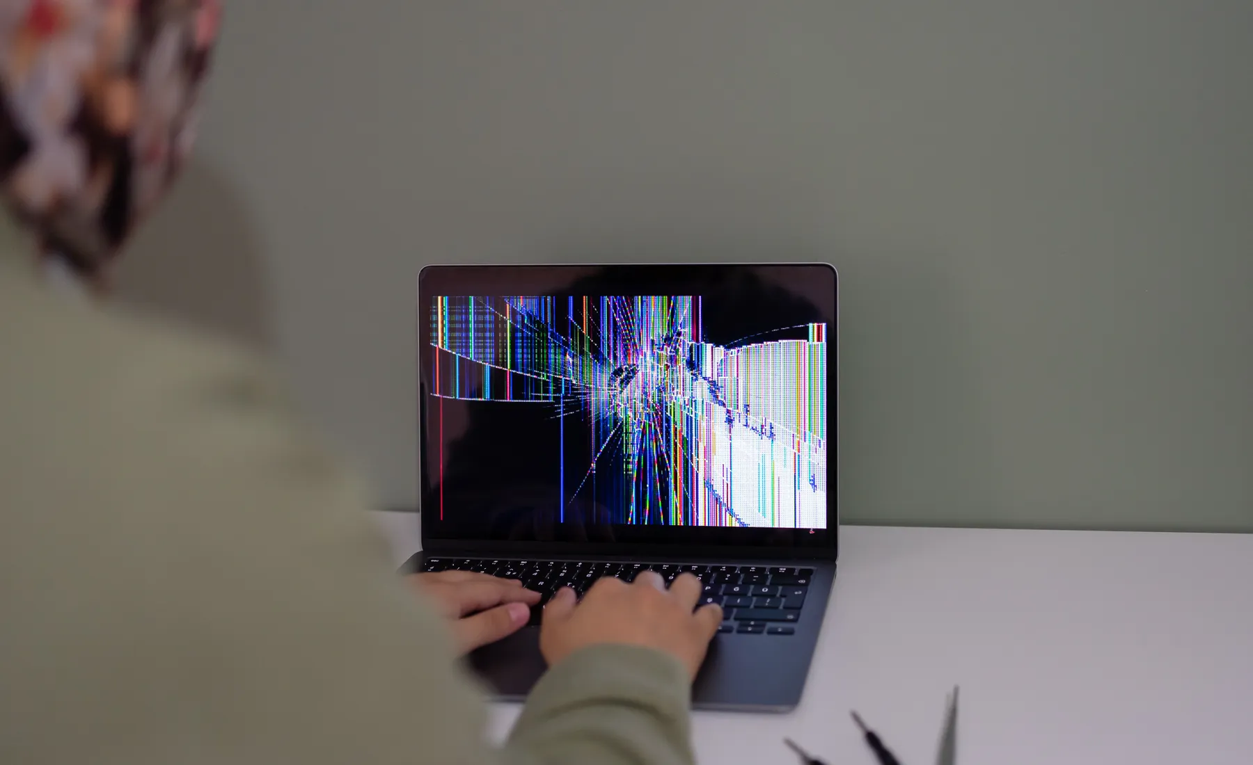 Ekranı fiziksel olarak hasar görmüş gerçek bir laptop