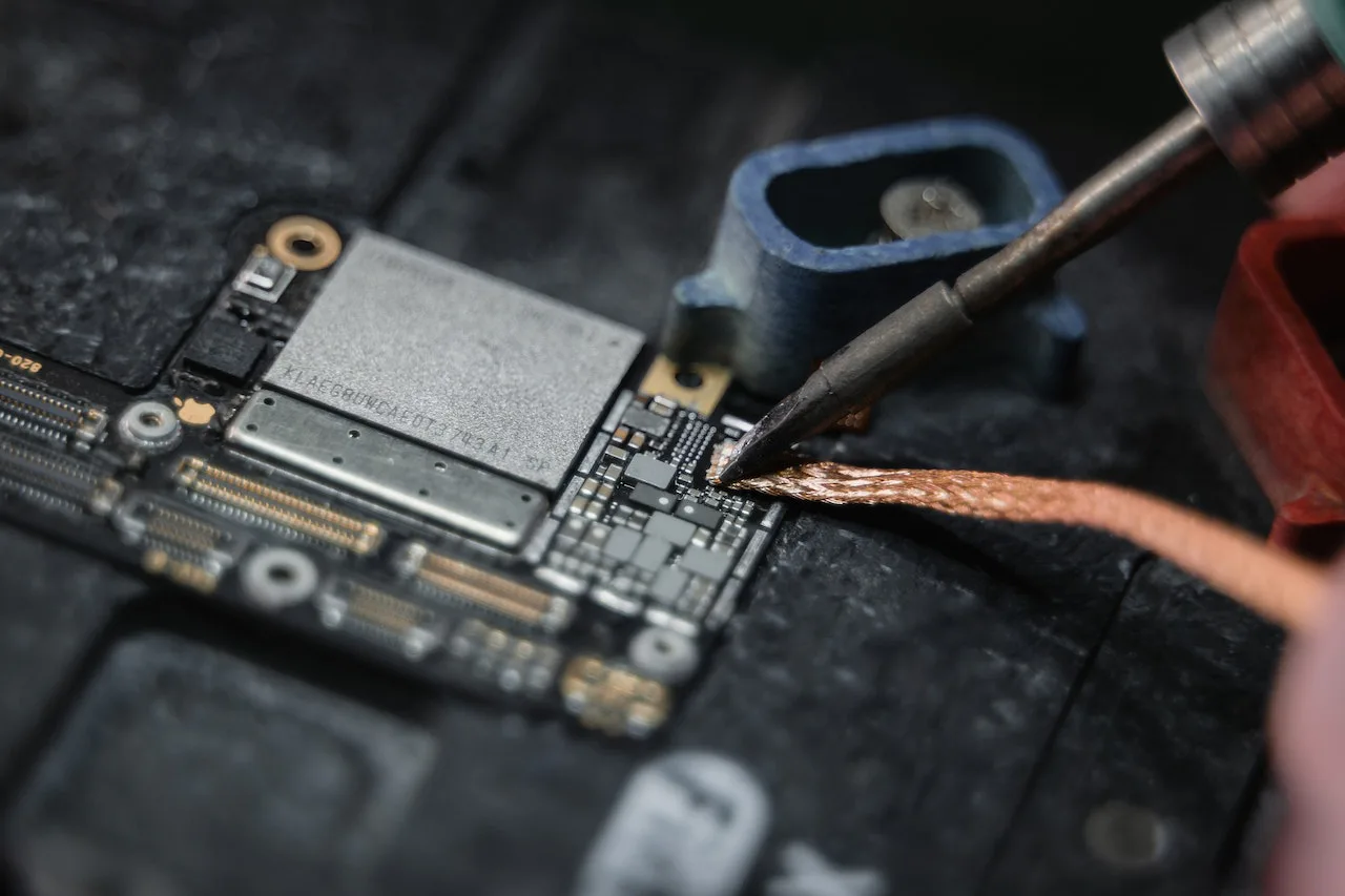 Telefon anakartında bağlantı hatlarının mikro lehimleme ile onarımı